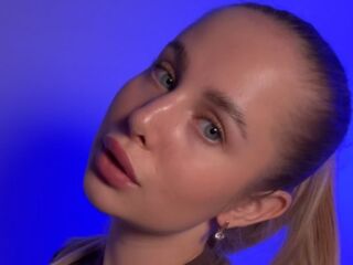 topless webcam girl AnnelleToulson