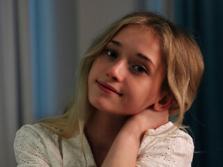 cam girl playing with vibrator DorisCounsell