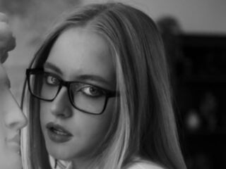nude webcamgirl picture SheliaEdwards