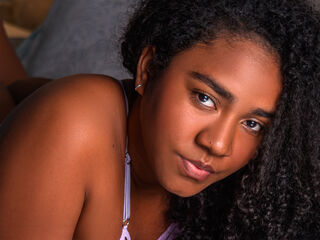 naked camgirl masturbating with vibrator AmaraRuiiz