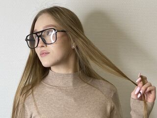 naughty cam girl fingering shaved pussy BertaAnnarummo