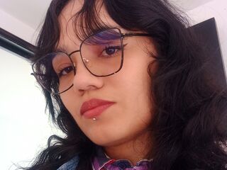 naughty cam girl fingering shaved pussy CamilaRodriguez