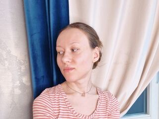 camslut fingering shaved pussy CamilaRosse