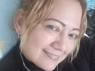 naughty cam girl masturbating with dildo ClauCollins