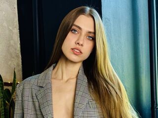 topless webcamgirl EmilyMontgomery