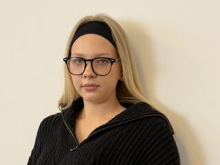 naked girl with webcam masturbating with dildo FrancesVirunes