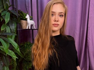 naked camgirl fingering pussy JuliMiu