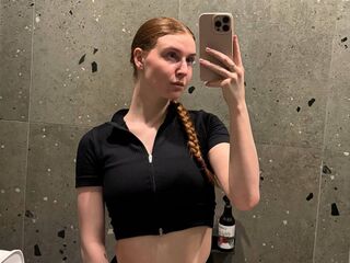 camslut masturbating LessieNunz