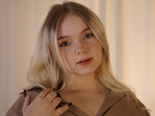naughty cam girl fingering shaved pussy LizbethGodbold