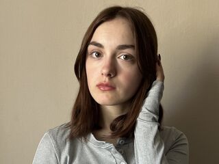 camslut showing pussy LouanneNading