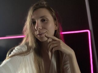 girl showing tits MaeCarl
