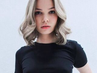 hot cam girl fingering shaved pussy MarielMessina