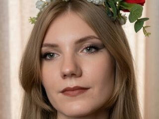 cam girl playing with sextoy SlyviaQuinonez